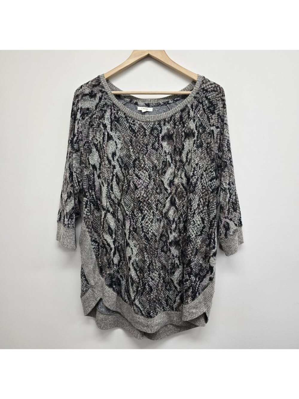 Maurices Lightweight Round Hem Top Size 1X Relaxed Oversize Fit Snake Pattern